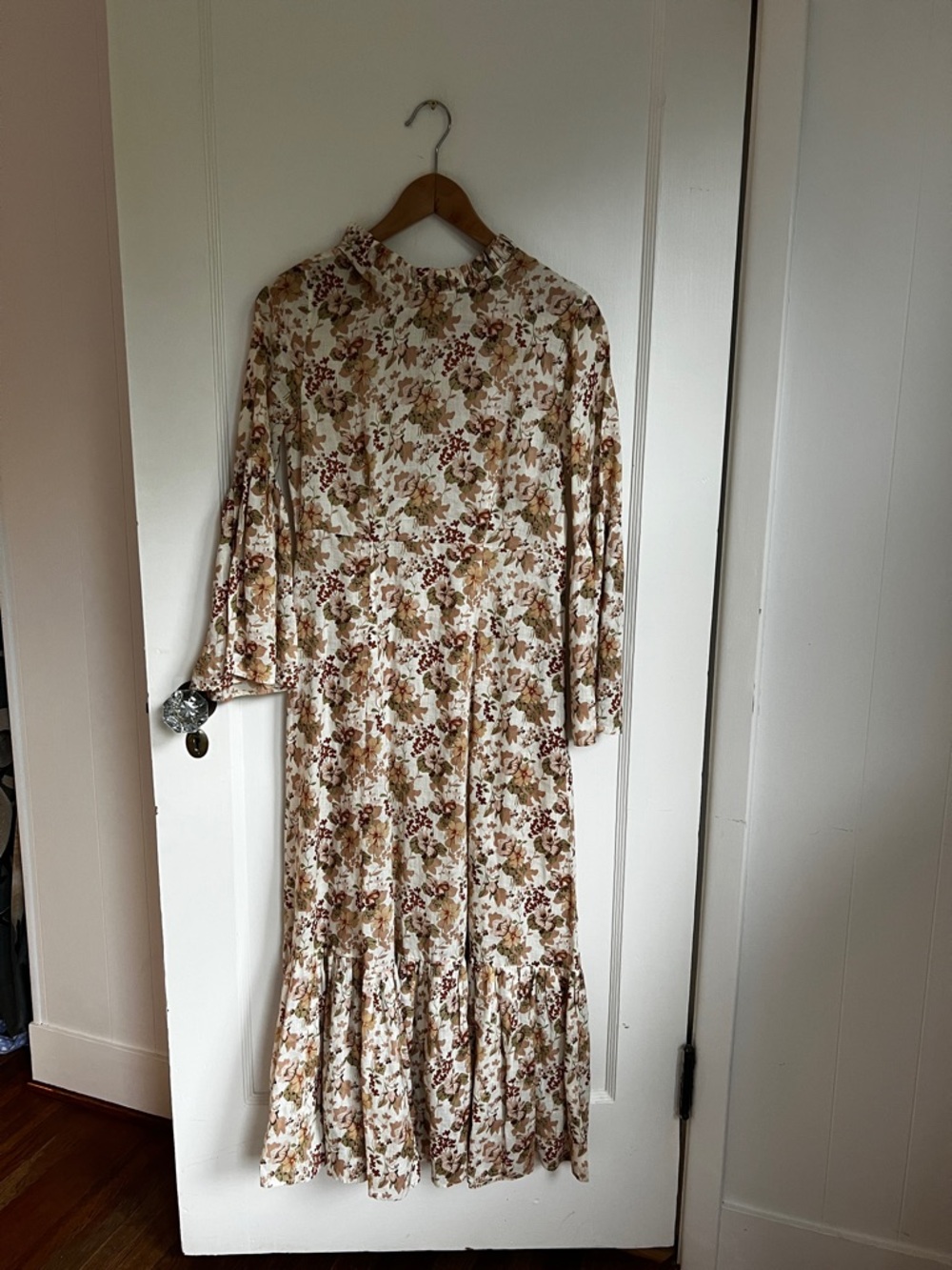 Doen Adelaide Bell Sleeve Floral Maxi Dress in Beige XS